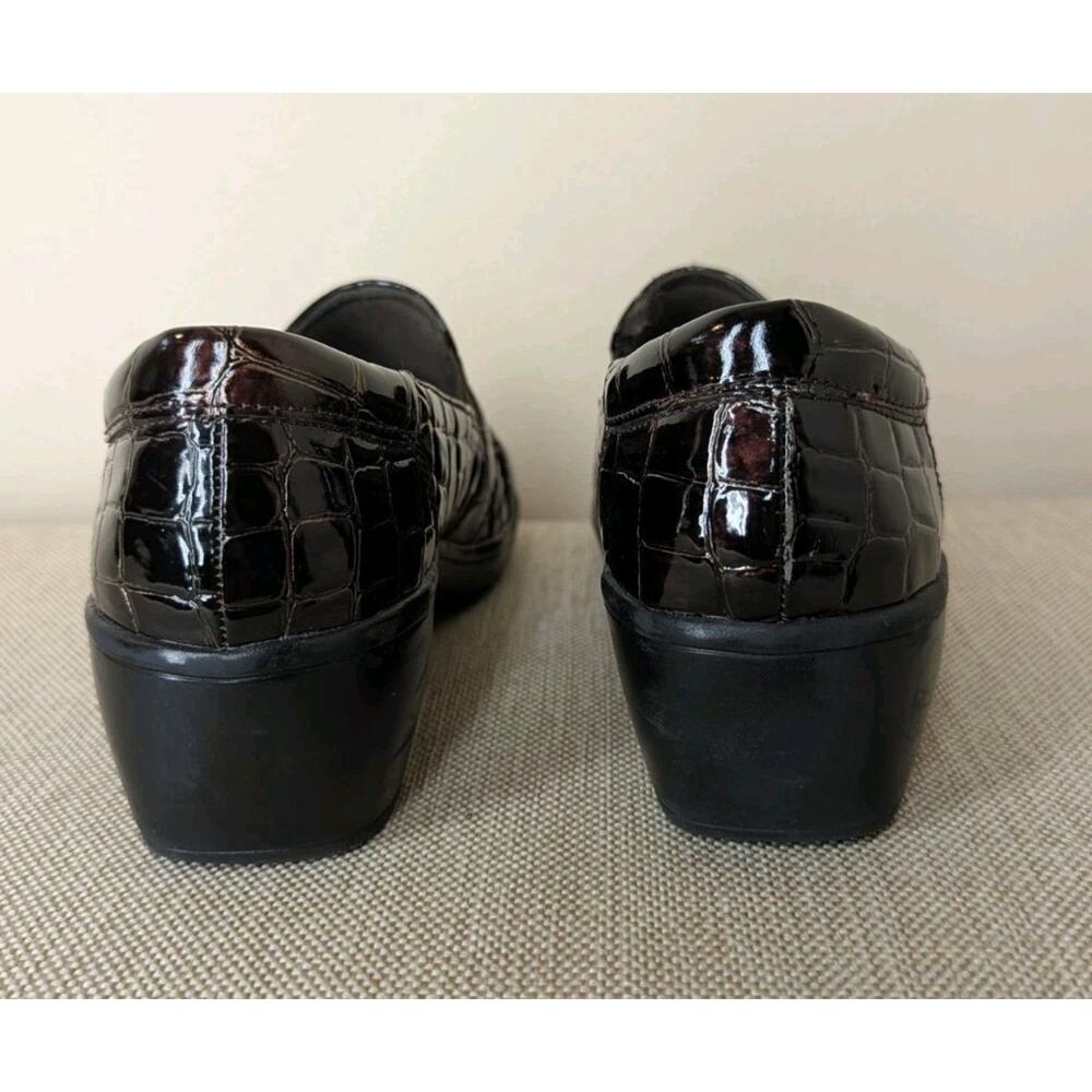 Clarks Bendable Womens Brown Patent Leather Faux Croc Slip On Shoe Size 9M - Picture 3 of 9